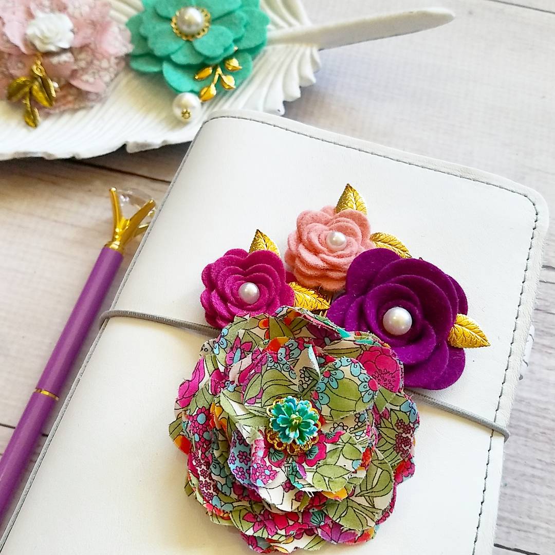 artandwhimsy's tweet photo. These beautiful blooms bring many thoughts to mind. I think of the coming Spring of renewal. I think of hope, growth & becoming. The colors make me happy & knowing that through these flowers I made a friend inthe owner of #firandyew , they bring me gratitude. π
#planneraddict https://t.co/mkN3nZ9GRp