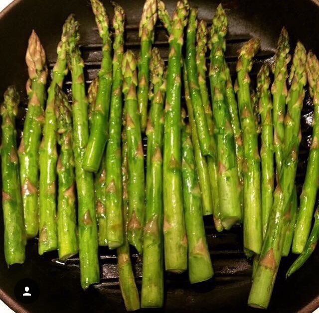 KitchenSprout's tweet photo. #Halftime🏈 #MINNvsPHI #FlyEaglesFly🦅🏈 #Homegating #NFLChampionshipSunday #BrandAmbassadorFor .@dilisos #AlwaysFresh #LocallyRaised #NoAntibiotics #NoHormones #PanSearedStriloins #Tarragon #GrilledAsparagus #GrilledSpringOnion #RoastedRosemaryPotatoes #CheersFromToronto🍷🏈 https://t.co/0qWzZV6hYP
