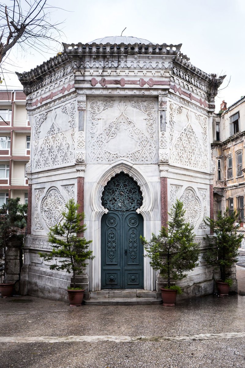 pelinulca's tweet photo. Aşağıya devam ederken sağınızda Keçecizade Fuat Paşa Cami'sine bir bakın, detayları ile çıldırın. Şimdi yapılan o çirkin binaları bir düşünün bir de buna bakın.. #sultanhamet #istanbul #gezi https://t.co/r9zS2wxMcZ