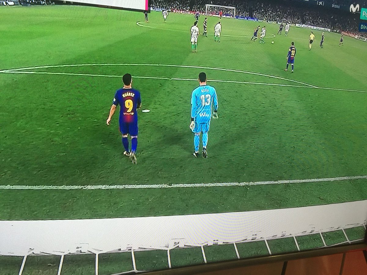 LaTdT's tweet photo. BONÍSSIM. Suárez i Adán conversaven just abans de la recuperació de Busquets i el gol de Messi. https://t.co/ZSKgqZM6i3
