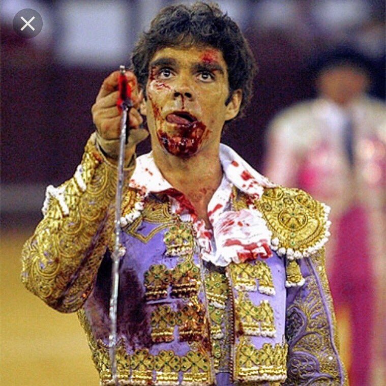 salvaferrer78's tweet photo. Mañana, o quizá esta noche, los medios hablarán de la brecha de Cristiano Ronaldo (dos o tres puntos) como una heroicidad. Que no os engañen. Los únicos héroes que quedan van vestidos de luces. Y a la muerte se enfrentan con medias rosas y manoletinas. Qué grandes, los toreros. https://t.co/lsIEoER0eZ