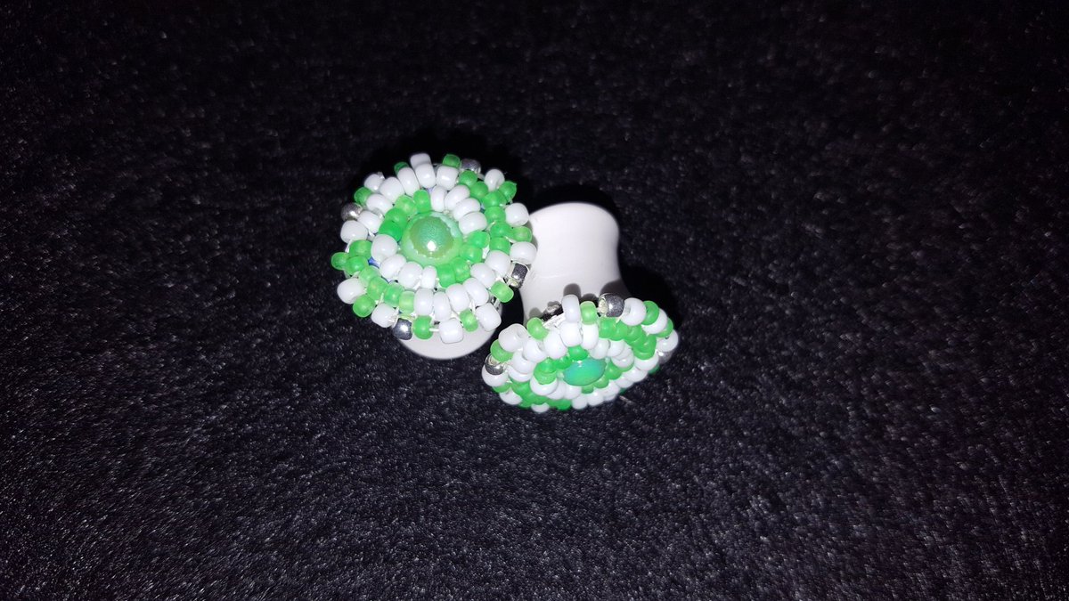 Khaos_Shi's tweet photo. #beading 
#5footkhaosdoinwork 
#00gauges https://t.co/MKmiAgRX8d