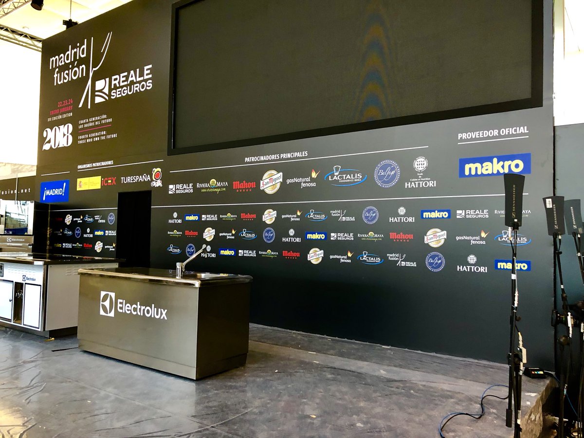 JCCapel's tweet image. Escenarios y salas vacías...  En la lejanía ruidos apagados de martillos y escaleras, últimos toques. Faltan muy pocas horas. Comienza la cuenta atrás de @madridfusion @SaboreaEspana #REALEMF18                                 !!!Silencio, se cocina!!!