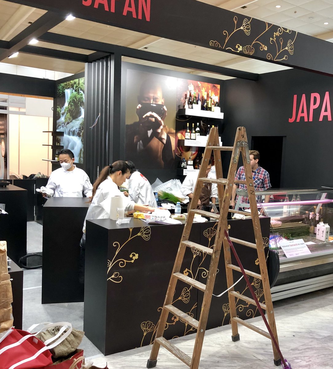 JCCapel's tweet image. Escenarios y salas vacías...  En la lejanía ruidos apagados de martillos y escaleras, últimos toques. Faltan muy pocas horas. Comienza la cuenta atrás de @madridfusion @SaboreaEspana #REALEMF18                                 !!!Silencio, se cocina!!!