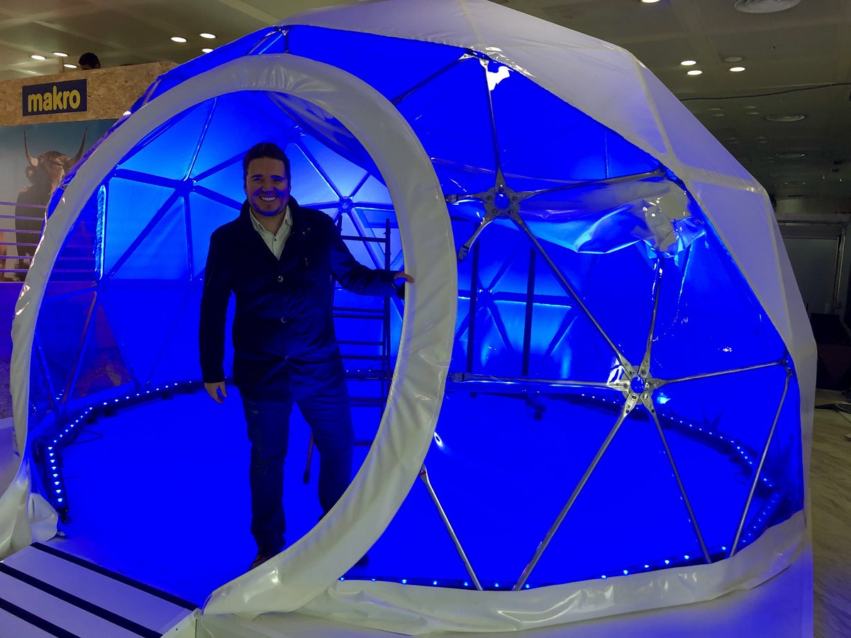 JCCapel's tweet image. Escenarios y salas vacías...  En la lejanía ruidos apagados de martillos y escaleras, últimos toques. Faltan muy pocas horas. Comienza la cuenta atrás de @madridfusion @SaboreaEspana #REALEMF18                                 !!!Silencio, se cocina!!!