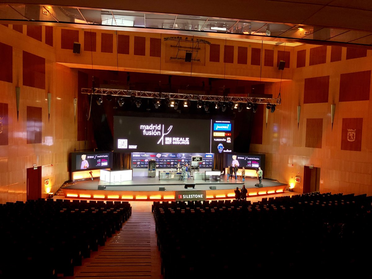 JCCapel's tweet image. Escenarios y salas vacías...  En la lejanía ruidos apagados de martillos y escaleras, últimos toques. Faltan muy pocas horas. Comienza la cuenta atrás de @madridfusion @SaboreaEspana #REALEMF18                                 !!!Silencio, se cocina!!!