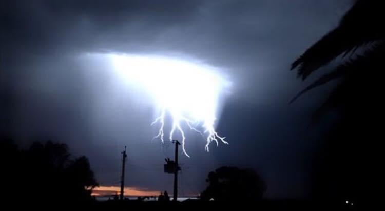 Strange_Sounds's tweet photo. Wow that’s apocalyptic! Incredible #lightning #storm off #Adelaide, #Australia https://t.co/m77RlHm584 via @Strange_Sounds https://t.co/OpLZwWd2sA