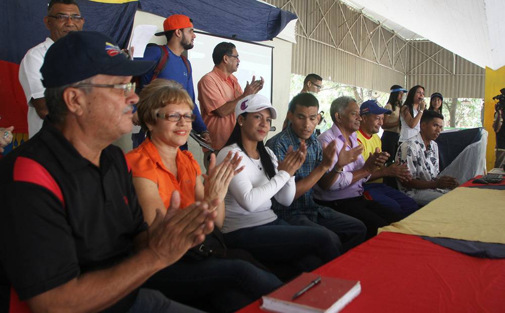 Herminia_kayapa's tweet photo. Y en la Escuela Técnico Industrial Eugenio Mendoza de Puerto La Cruz, nos reunimos Docentes, Alumnos y Representantes para Discutir el Plan de la Patria 2019-2025 sector #Educación ¡Construimos Juntos el Socialismo! #PuertoLaCruz #Sotillo #PlanDeLaPatriaXLaPaz @NicolasMaduro https://t.co/Z5uddVsoQS