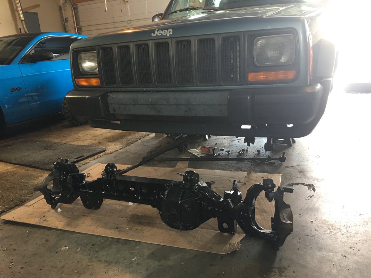 Axles going in!! Big Big thank you to #globexperformance @DTO_Trucks_Jeep #RBWoffroad #torqmastersindustries @CrownAutoCo @LubeLocker for donating all the build parts!! Time to make this #xjgreatagain