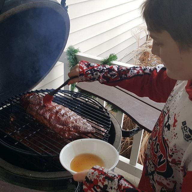 kickashbasket's tweet photo. Hey what you puttin' on those ribs son? Uhhh....just some pure maple syrup dad! All right.....I think that'll be pretty good. Game on! .
#SundayFunday #KickAshBasket #GrillingFun #GrillPorn #Ribs #Foodie #MapleSyrup #Foodporn https://t.co/VU5ZHemZQa https://t.co/5fvtS1BakH