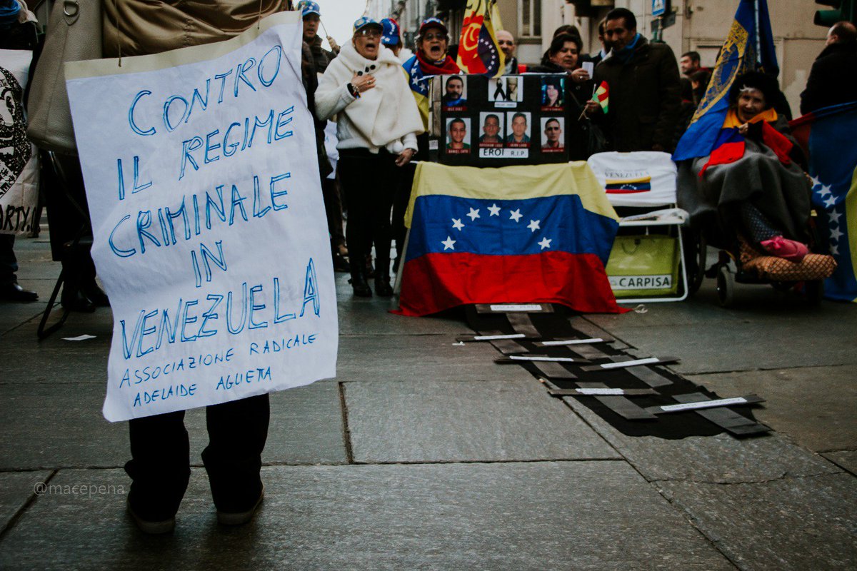 Macepena_'s tweet photo. #21Ene Venezolanos en Torino se manifiestan ante la Masacre del Junquito https://t.co/zTI9MWhwtk
