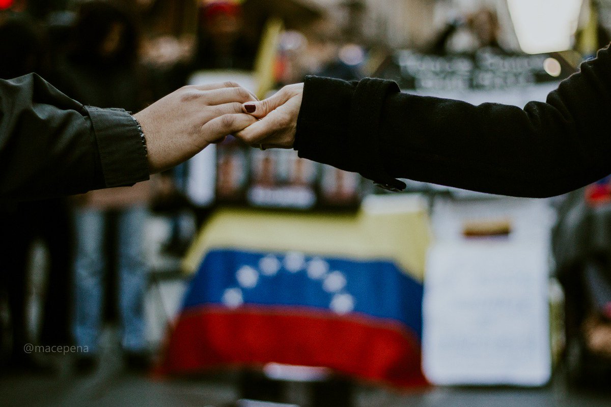 Macepena_'s tweet photo. #21Ene Venezolanos en Torino se manifiestan ante la Masacre del Junquito https://t.co/zTI9MWhwtk