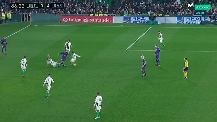 MPlusDeportes's tweet photo. Se va de tres, tira un caño... y el Villamarín lo reconoce con aplausos: Messi. #MovistarPartidazo https://t.co/DZH1vwHRmG