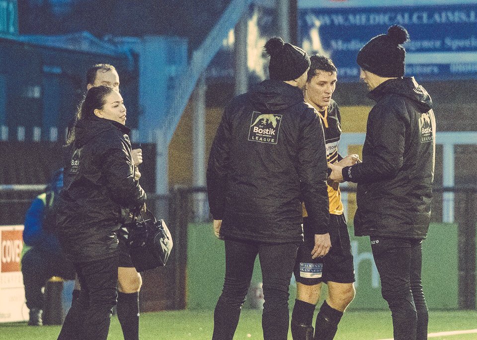 Little_Physio's tweet photo. Win, lose or draw I have my Cray boys back... or knees... or heads 🤕
#Nonleague #craywanderers #loyalty #football #footballer #phyio #injury #rehab #pitchside #bostik #physique https://t.co/wP7btb7k9h