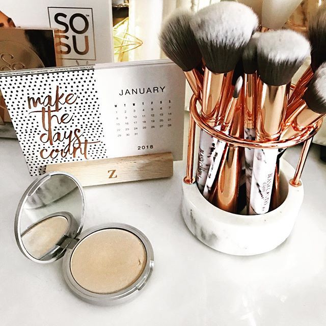 ClaireSaliu's tweet photo. Makeup brushes cleaned and ready for the week ahead 💕 I must admit I wasn’t very productive this weekend but hopefully I can catch up on my to do list this week 🙈
.
.
.
#sundaynight #sundaynights #gettingorganized #weekahead #makeupbrushes #makeupbrush #cleanbrushes #marblee… https://t.co/k9OdM5Etx4