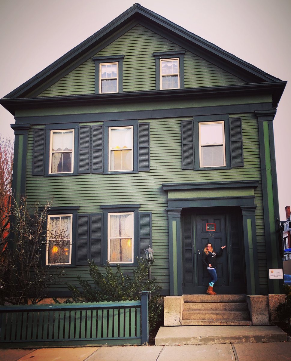 spirittiff's tweet photo. Here again! First Lizzie Borden show of 2018! #wearenevertrulyalone #lizzieborden #spirittiff #galleryreading #soldout https://t.co/5Q7uCAJsGS