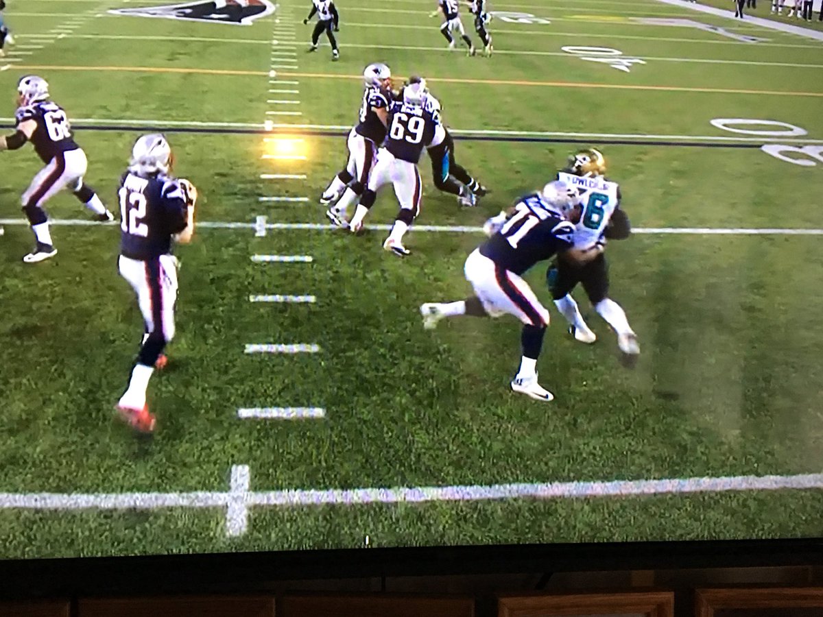 johncotimes's tweet image. R u kidding me?  No holding call?????   No way these refs can’t see this.