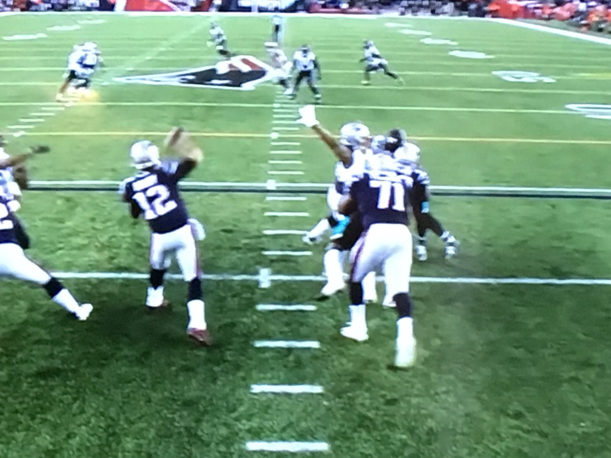 johncotimes's tweet image. R u kidding me?  No holding call?????   No way these refs can’t see this.