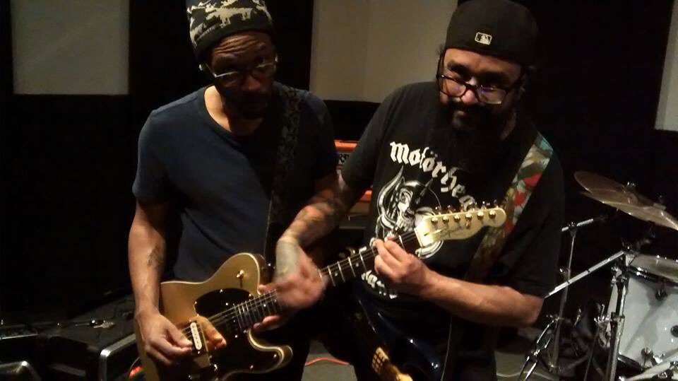 Ryatt_Band's tweet photo. Showing Sean how to choke the neck!! #MBMmusic #fender #amproom #ryatt #ryattmusic #supportryattgofundme #ryattfanpagefacebook #sundayfunday https://t.co/g4vDMHw6JM