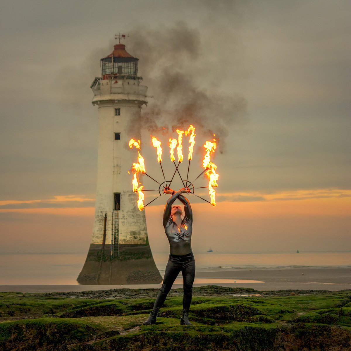 Keliasphotogra1's tweet photo. New brighton lighthouse , the backdrop for some interesting light photography on saturday..#lightdancer #aerialist #fireeater @OutdoorPhotoMag @LivEchonews @Wirral_Weather @Visit_Wirral https://t.co/nrh3jbbNTL