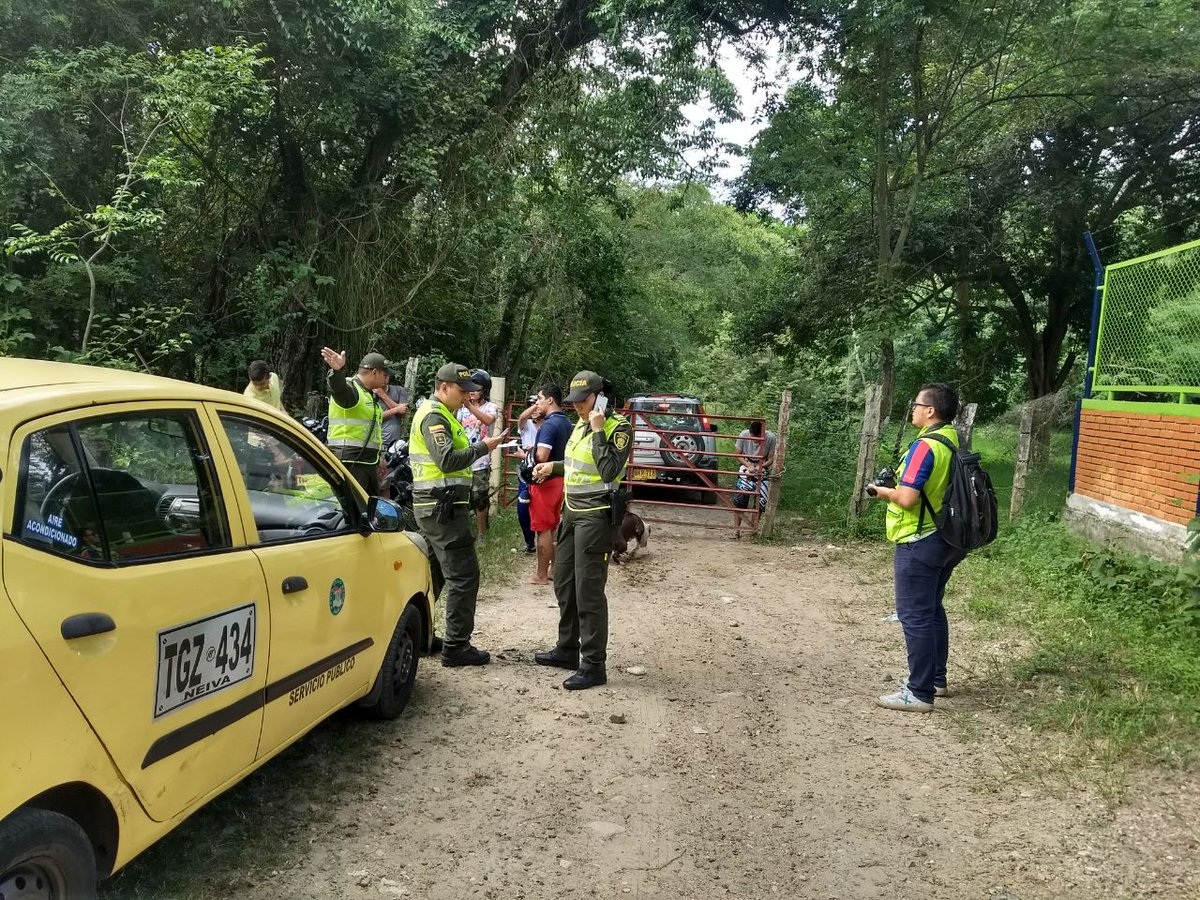 PROYECTOCEIBAS's tweet photo. #ControlABañistas La Cam y la Policía Ambiental, de Neiva, realizaron operativo de sensibilización a bañistas, acerca de las prohibiciones contempladas en el Decreto 0400 de 2016, entre ellas, la de bañarse en la bocatoma el Guayabo. https://t.co/qP4Z76dzNi