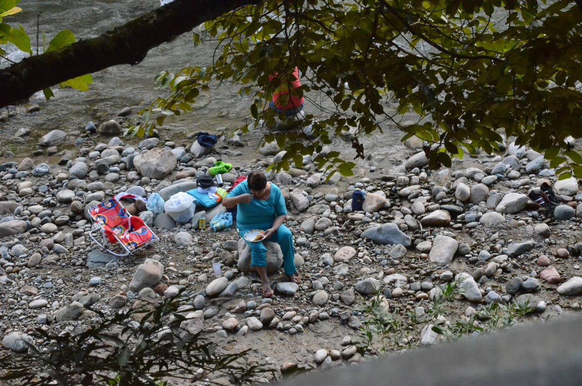 PROYECTOCEIBAS's tweet photo. #ControlABañistas La Cam y la Policía Ambiental, de Neiva, realizaron operativo de sensibilización a bañistas, acerca de las prohibiciones contempladas en el Decreto 0400 de 2016, entre ellas, la de bañarse en la bocatoma el Guayabo. https://t.co/qP4Z76dzNi