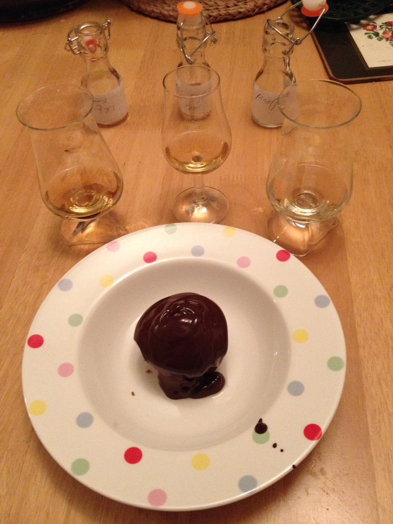 tubridywhiskey's tweet photo. #Bringingworkhome @Omar_Fitz tasting 3 whiskies: Irishman 17, M&M SPS & Prizefight V's Chocolate cake with warm dark chocolate sauce. #Had_to_be_done. Irishman to strong, Prizefight to sharp, M&M SPS #Justright https://t.co/iUjVDxH8RR