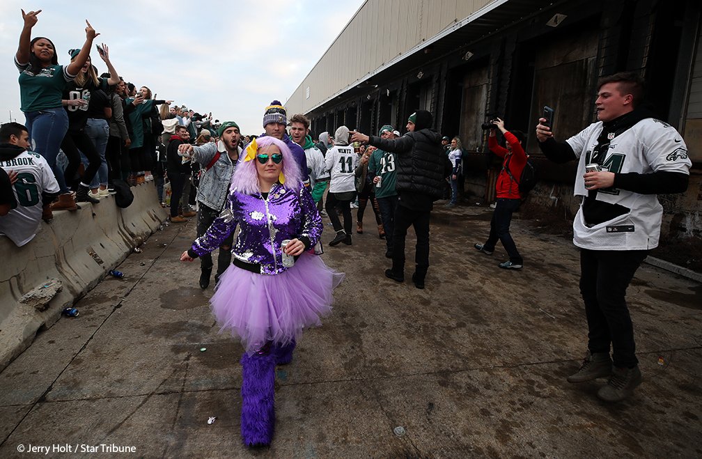 jerry_holt's tweet photo. Minnesota Vikings fans confronted by Philadelphia Eagles fans while tailgating. #MINvsPHI https://t.co/j5B8KFZOy6