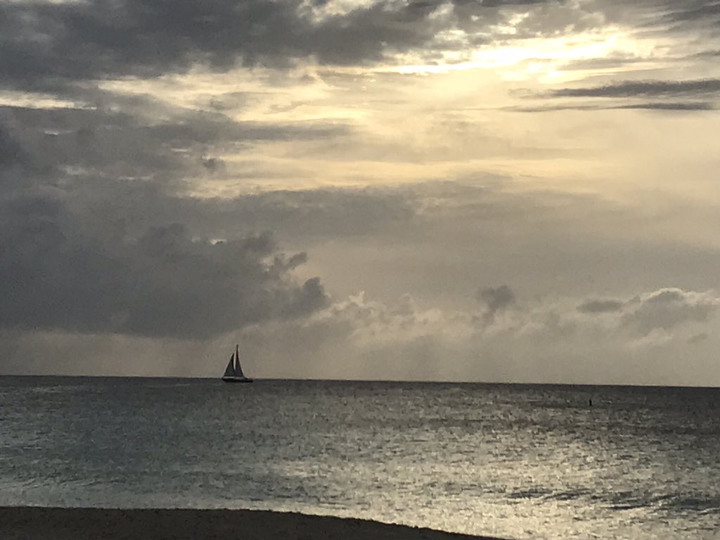 Coreman17's tweet image. #caymanislands sunset... hopefully our plane is delayed!!