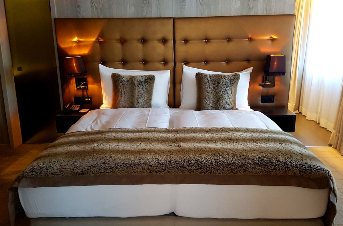 Thank you <a href="/GrischaDASHotel/">Grischa – DAS Hotel Davos</a> <a href="/MySwitzerland_e/">Switzerland</a> for my recent stay in #Davos Klostets #skiing #presstrip <a href="/DavosKlosters/">Davos Klosters 💛💙</a> It was lovely hotel. #inlovewithswitzerland
