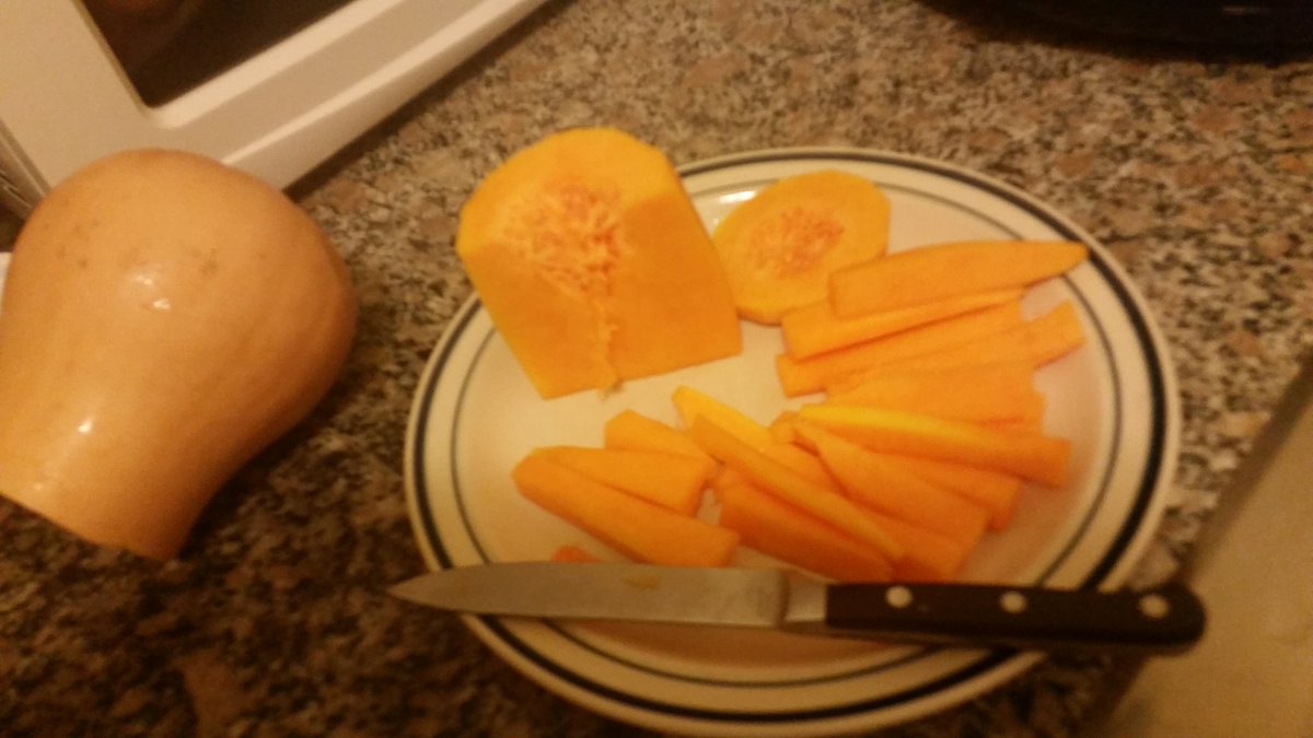 amor_vuelveTX's tweet photo. Hoomin cutting the Butternut squash for fries, growing muscles mol #ExcitingKitchenPrep https://t.co/vrn22rjq9o
