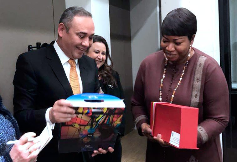 ernemogollones's tweet photo. Un fiscal recibiendo regalos de alguien que ha sido acusado por crímenes de lesa humanidad ante su jurisdicción ¿no es por decir lo menos inadecuado? https://t.co/kyEaV1f9Qa