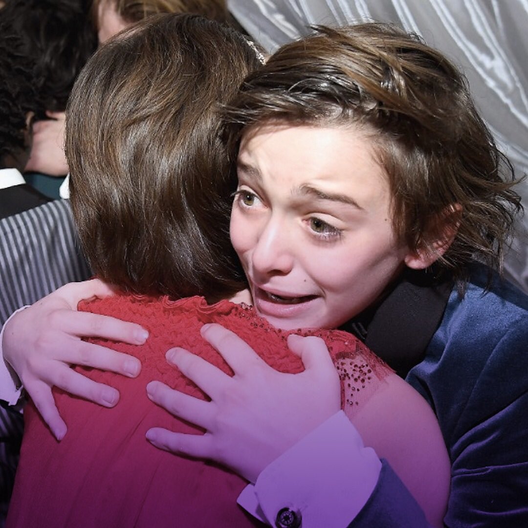 getFANDOM's tweet image. This pic of @milliebbrown and @noah_schnapp from the 2017 #SAGAwards wins #NationalHugDay. 🤗😭 #StrangerThings