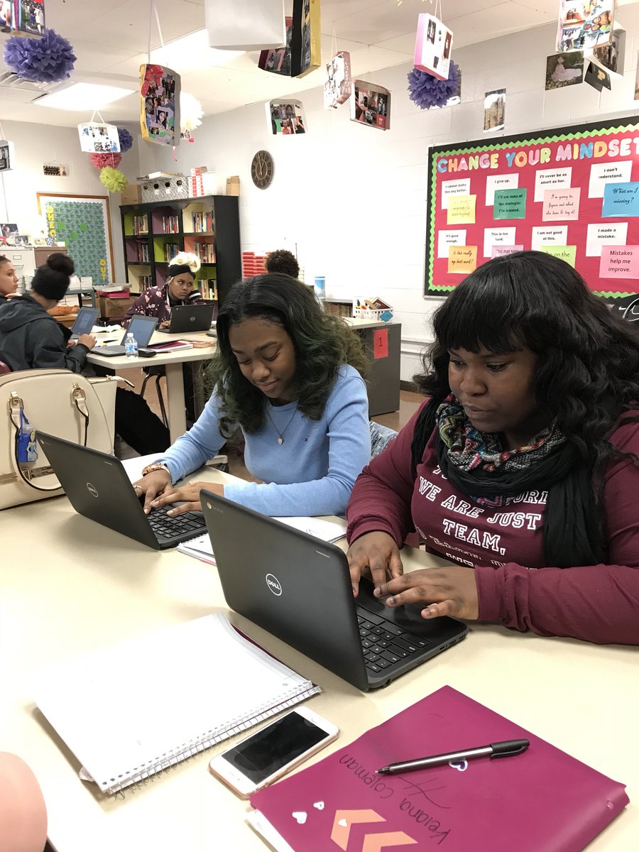 MrsSteinAP's tweet photo. My students working on their new Chromebooks!  #changingthewaywelearn https://t.co/jHo3feRMQB