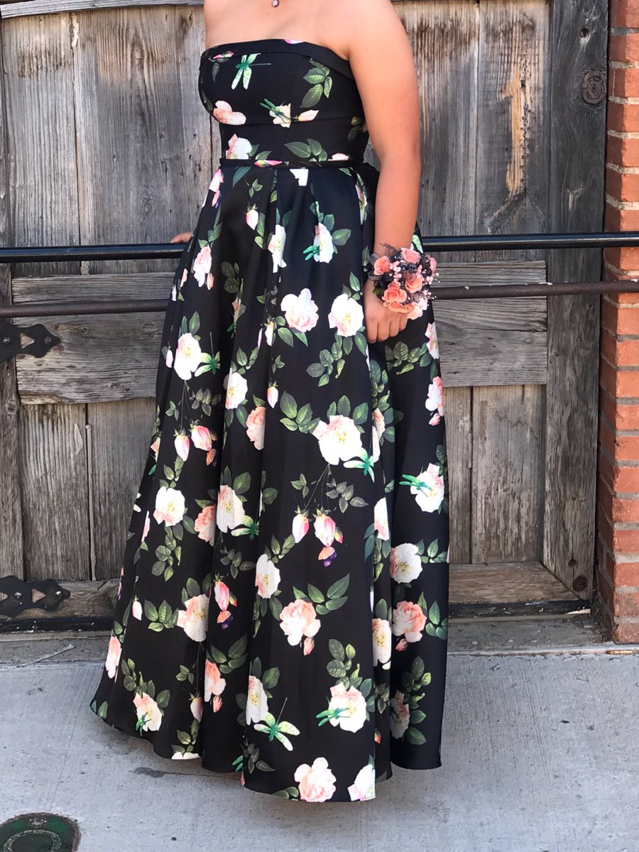 slsutton67's tweet photo. Selling T’s prom dress.  Beautiful floral dress that has pockets. Message me if you are interested. https://t.co/e1Rd11Alug