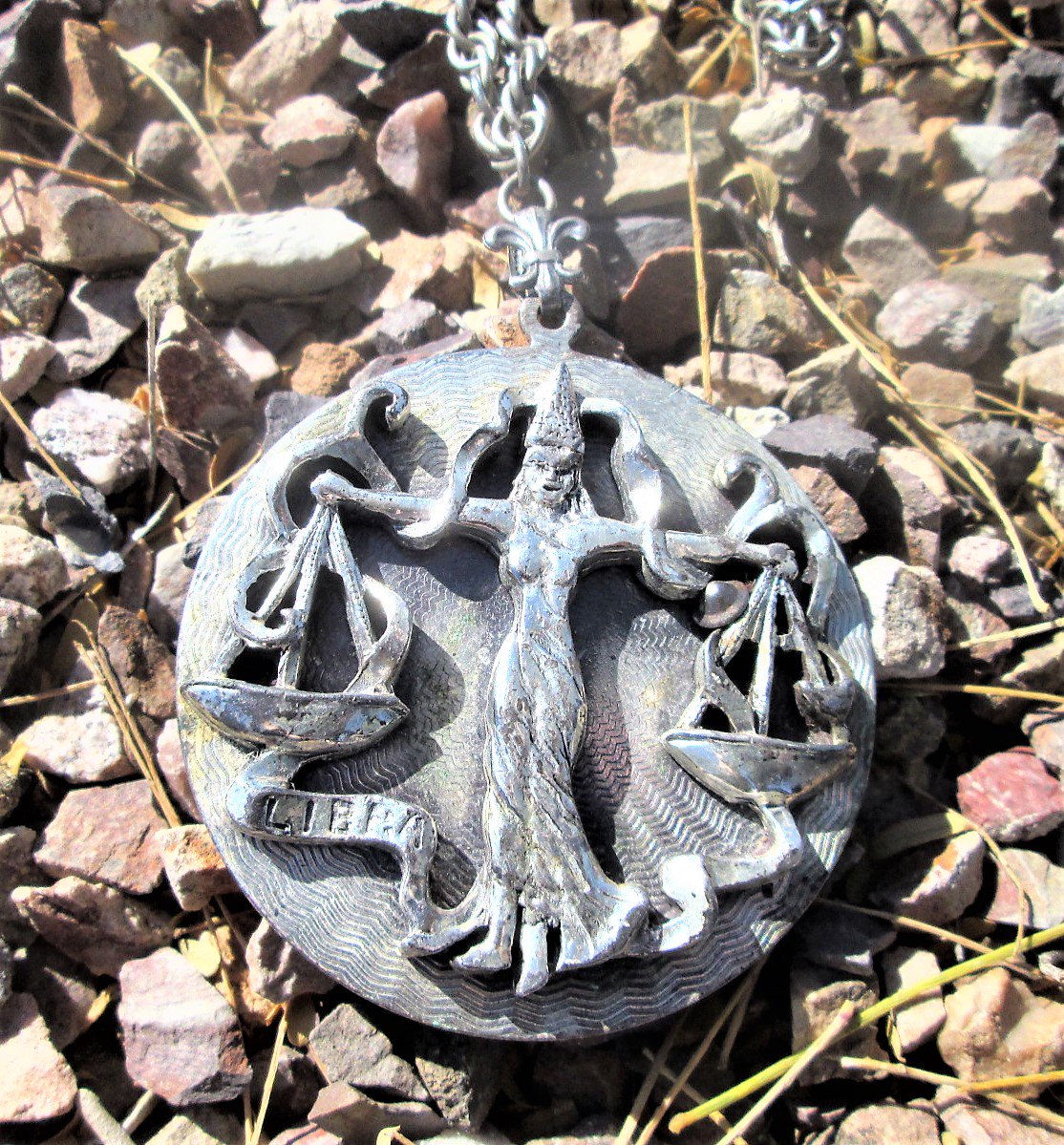 vintagebadtique's tweet photo. https://t.co/dDfdgbkO69

#vintage #VintageBadtique  #LibraPendant  #LibraMedallion #ScalesofJustice  #ZodiacBirthSign  #SeptOctBirthday  #Astrology https://t.co/8x5nYnrzW4