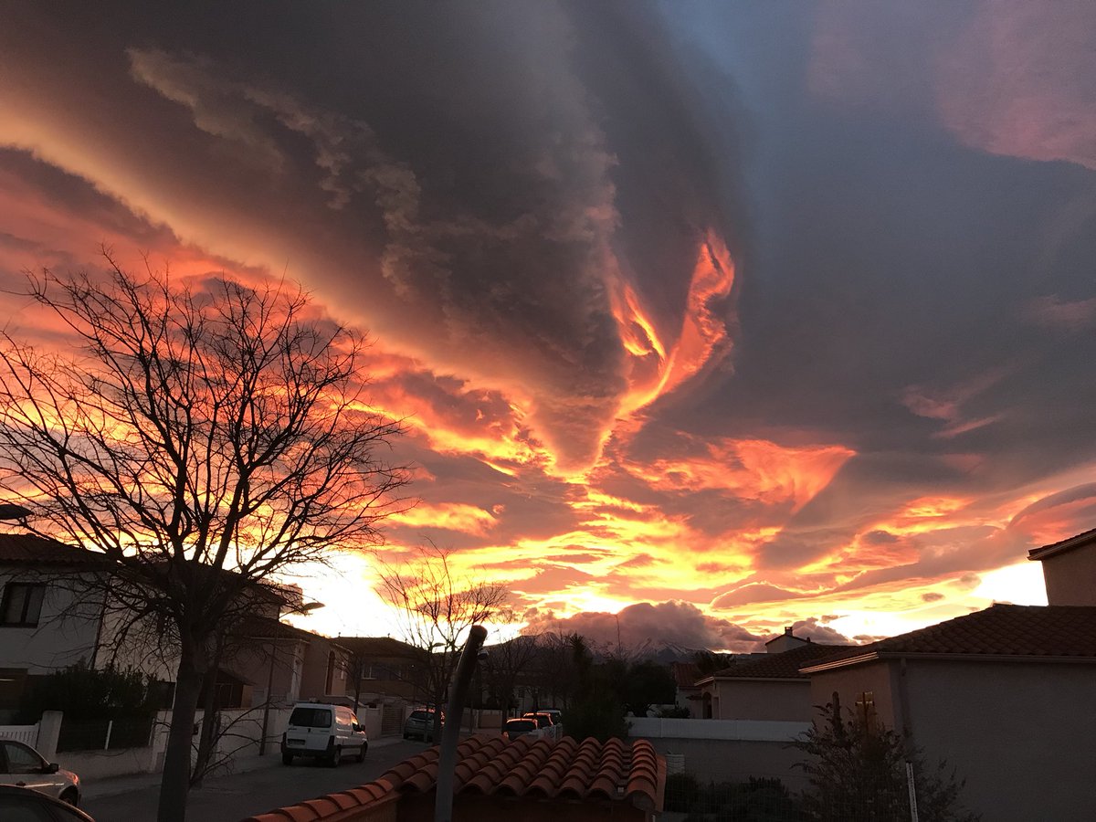 PechinEric's tweet image. Le ciel en feu ce soir. #lesportailsdescieux
