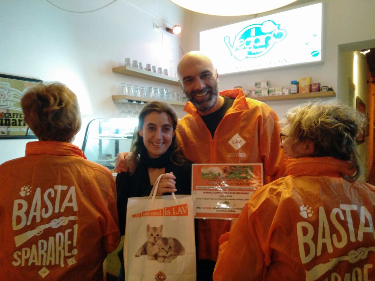 FirenzeLav's tweet photo. Premiazione concorso Lav Firenze, in occasione delle giornate nazionali #BASTASPARARE . Ecco la coppia che ha ricevuto più voti per la foto con il messaggio contro la caccia, https://t.co/P3VqFzb0UU