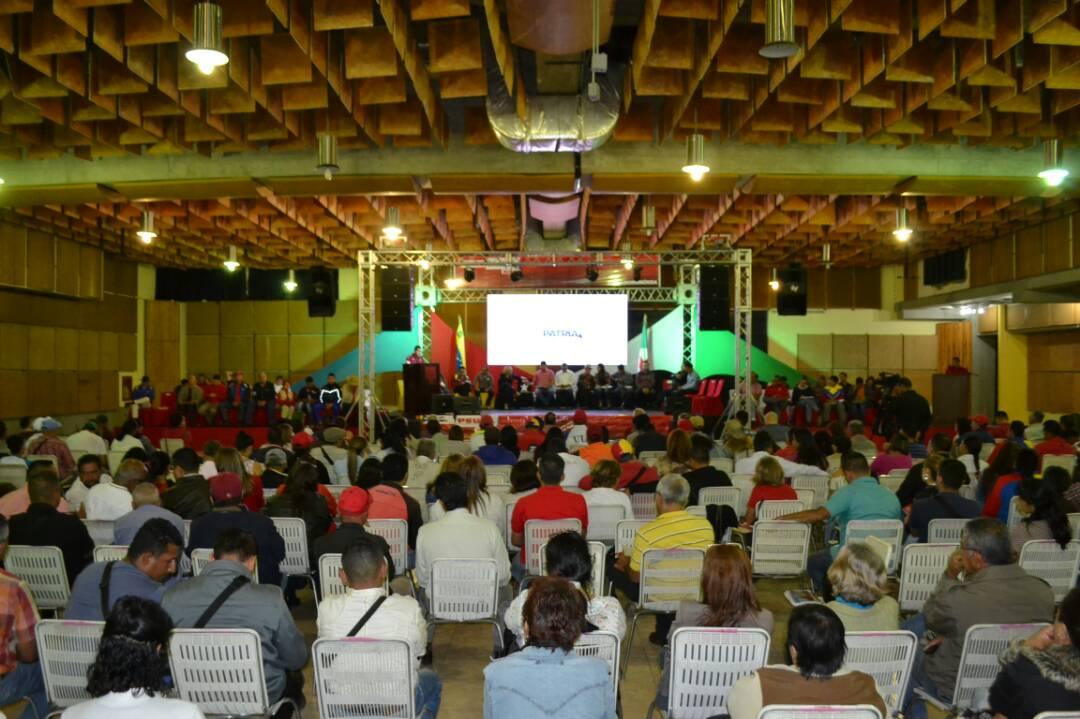JEHYSONGUZMAN's tweet photo. Asi estuvimos Toda la estructura del @partidopsuv de nuestro Estado celebrando el 1er Pleno regional de la tolda roja, para afinar detalles con miras a la consolidación de la Revolución en nuestra Entidad #PorAMORaMERIDA #MeridaPorLaPatria @nicolasmaduro @tareckpsuv @dcabellor https://t.co/zHNEc2OOXt