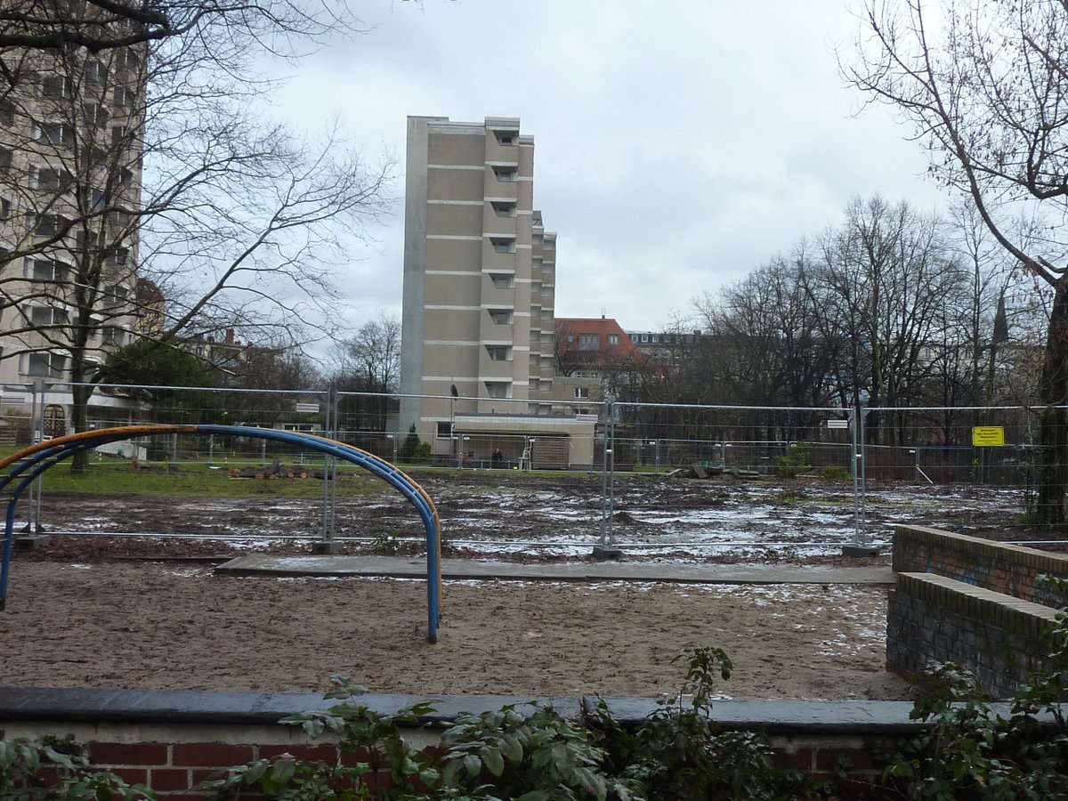 kiezerhalten's tweet photo. Niemand hat die Absicht, an Qualität und Ort des Spielplatzes etwas zu ändern, das hat schließlich die BVV #Xhain beschlossen. Die Fotos wurden mit Foto-Shop verfälscht. #Blücher #Vita #JWimKiez #Klinkenberg #Fleischmann #Weatherly https://t.co/qL8FiXiBbi