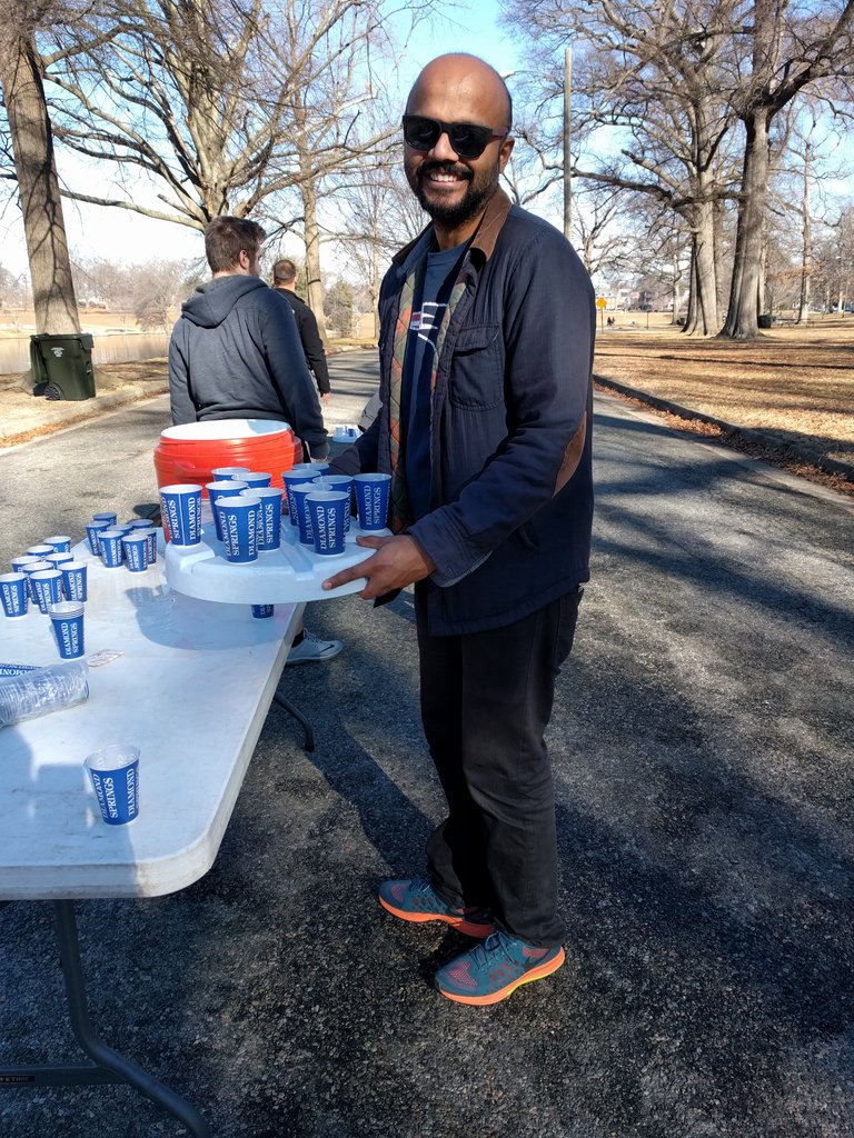 VCURUNLAB's tweet photo. Waterstop-tending at the #Frostbite15k #RRRC #RunRVA https://t.co/rfn6RqXBsb