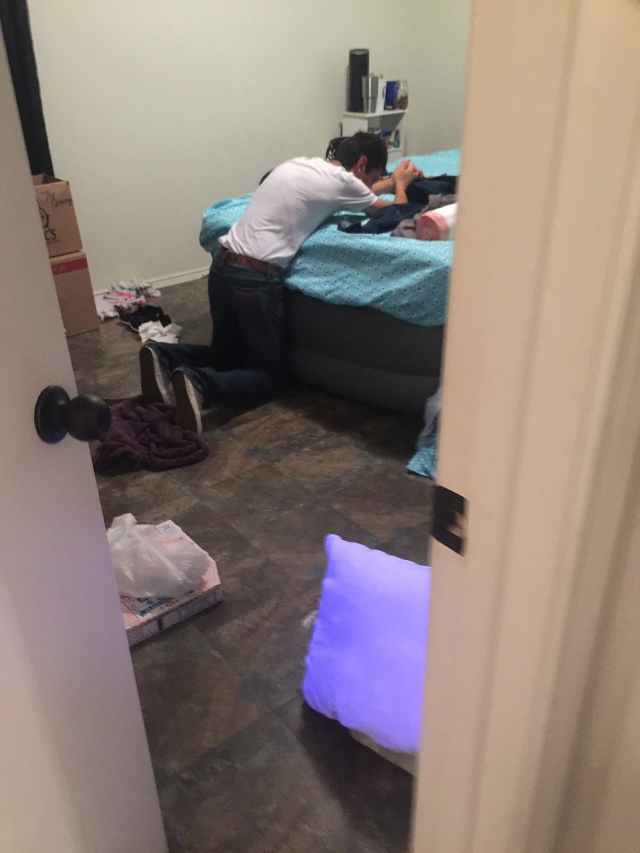 xoxorayy's tweet photo. We got into a fight , felt like we were falling apart i went to walk in the room and before i made it in i saw this and heard him say “lord i love her please give us strength to get through this i wanna marry this girl  “ ❤️😭😭😍i cried like a baby https://t.co/rbjB4t3EiS