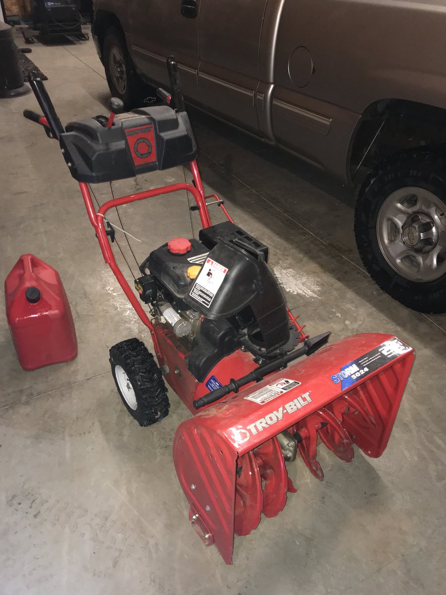 CollinKisner's tweet photo. I’m already prepared for that snow day tomorrow ;). I hope you are too @vhsknights  #SafetyFirst https://t.co/5jvAyjY9qf