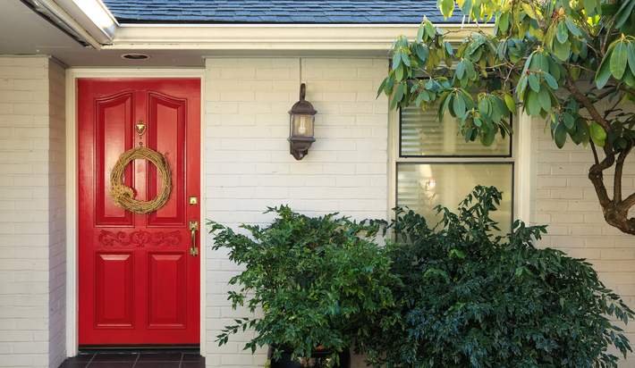 CrumBill's tweet photo. Curb appeal has the ability to make or break a home sale. Could you benefit from some tips? https://t.co/0F9UhWNFEx https://t.co/0SJ7zv8KNc
