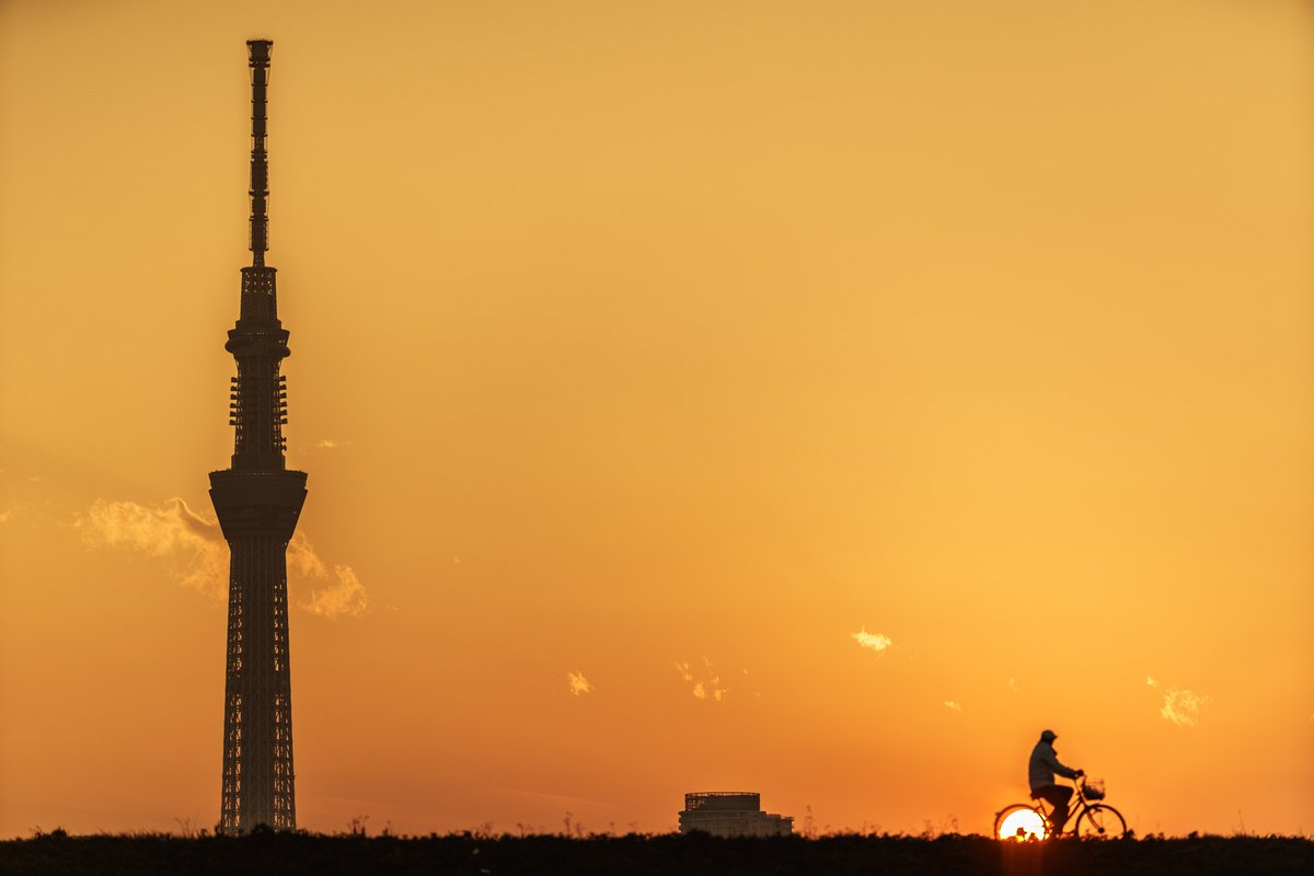 Onotch スカイツリーと夕日とシルエット 拡大したらピントがボケボケだったのでまた行きます スカイツリー 東京 スカイツリー 夕日 シルエット Skytree Sunset 東京カメラ部 Sony r3 Tokyo