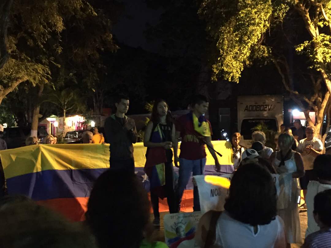 RRMgta's tweet photo. Al régimen: "Podrán torturarnos, podrán bombardearnos, y convertirnos en cenizas, pero el fuego se propaga y si nosotros ardemos, ustedes arderán con nosotros". 

¡Honor y gloria a los #HeroesDeVenezuela!
#Margarita https://t.co/DZy4GduCt6