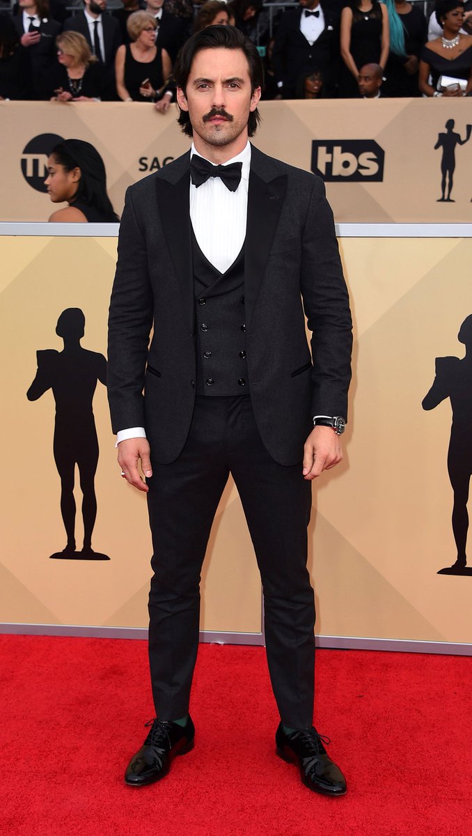 MostWantedMX's tweet photo. El guapísimo @MiloVentimiglia siempre lo hace bien y esta noche de #SAGAwards2018 no es la excepción con un traje tuxedo de 3 piezas nunca se puede fallar, ademas su bigote ¡es perfecto y enamora!  ¿Que opinan? https://t.co/N4ucwUpZY7