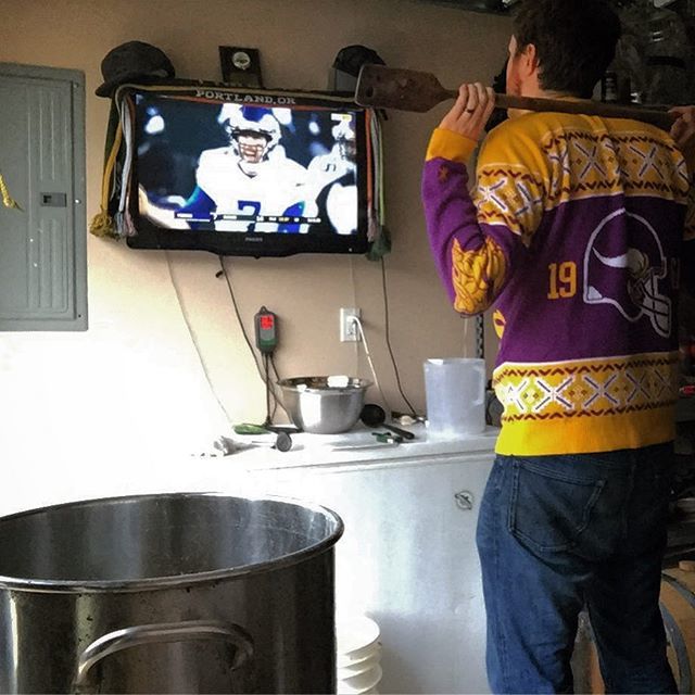 It's a good thing I don't need to have my eyes on the kettle during 100% of the brewing process, because I have a lot of nervous attention focused elsewhere
💜🏈💛
#homebrew #craftbeer #homebrewing #beergeek #beerstagram #homebrewer #pnwbeer #skol #Brin… ift.tt/2G1LTVb