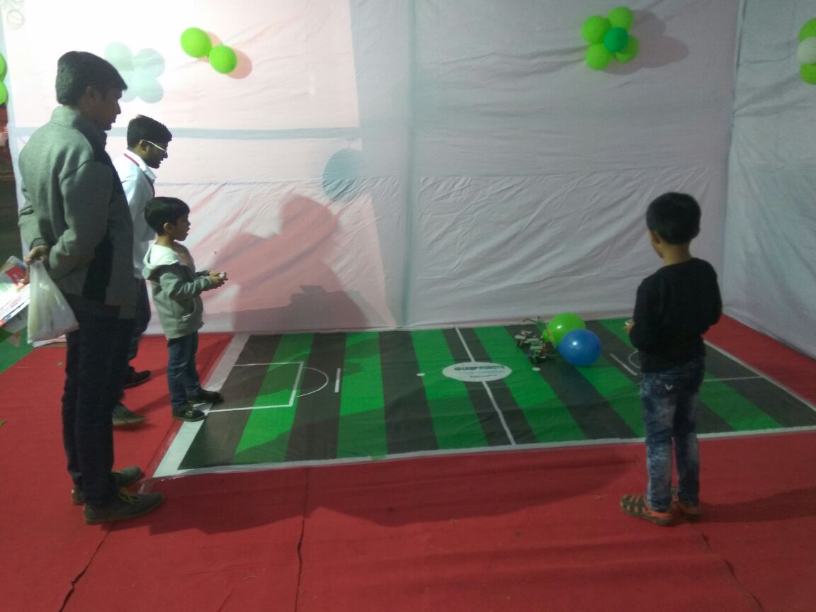 leaprobots's tweet image. Huge response in Nagpur for @leaprobots  Happy to be part in #BacchokiDuniya 
#LeapLabs #LeapRobots #Robotics