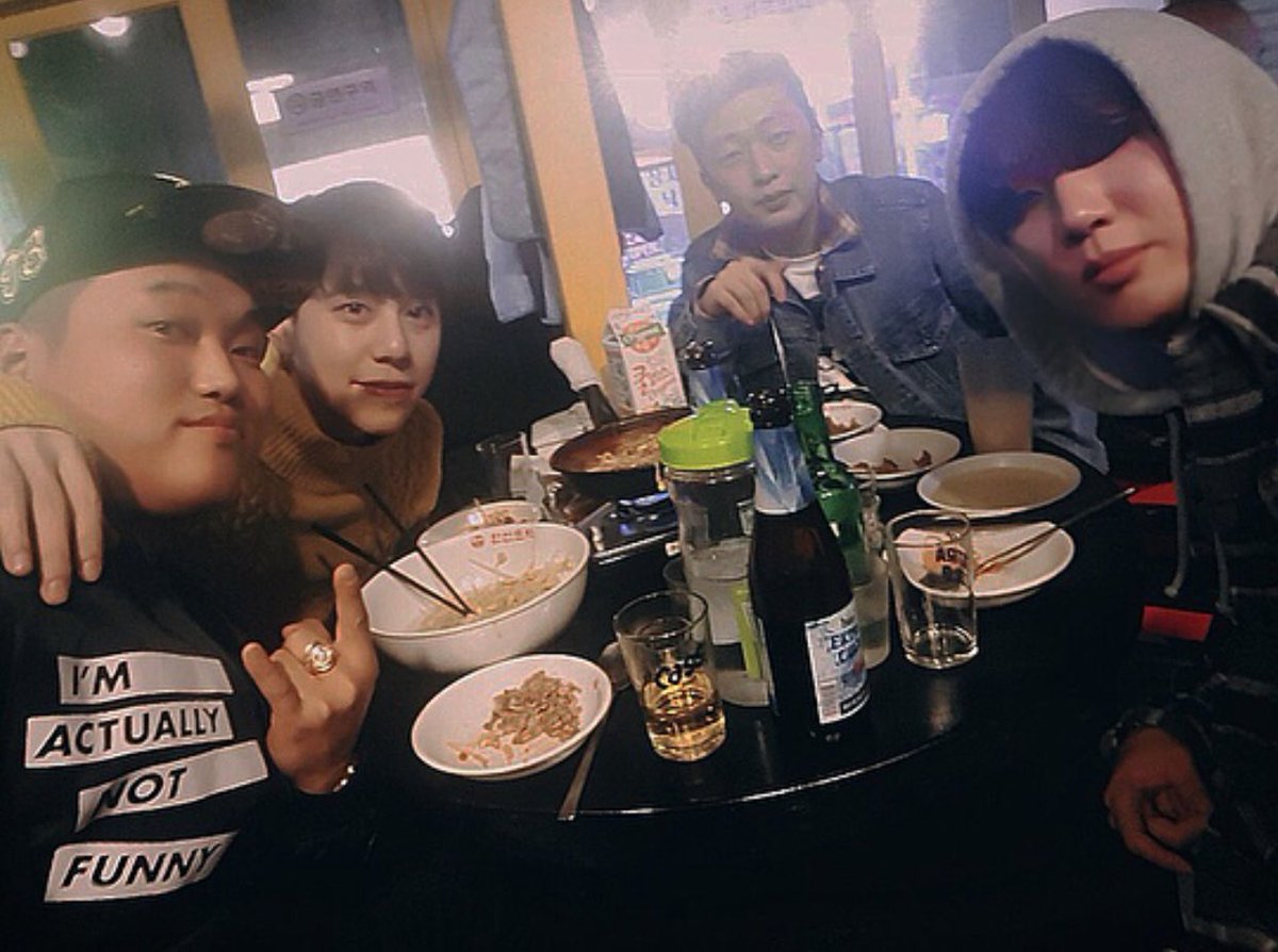 Taewoon_FR's tweet photo. [IG] 180121 Un ami de Taewoon a posté des photos de leur groupe d'amis, ensemble.

“#amis  #jenyarrivepasàcroiredéjà29ans #letsgetit” https://t.co/8pCjeoPw6A
